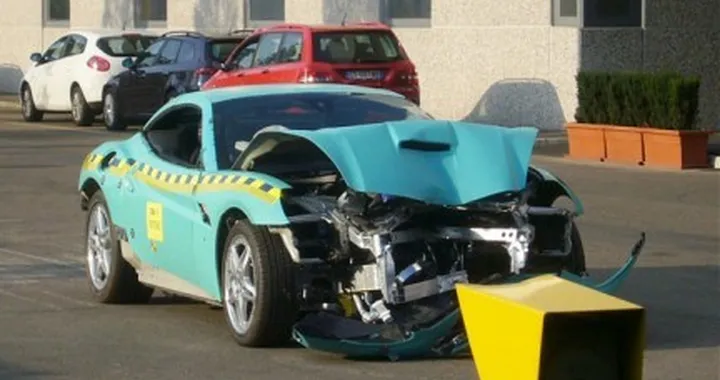 Il crash test della Ferrari California: bellezza sprecata