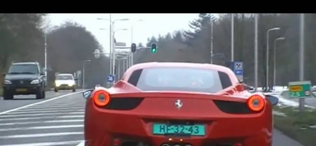 Ferrari 458 Italia: primo video da un avvistamento stradale