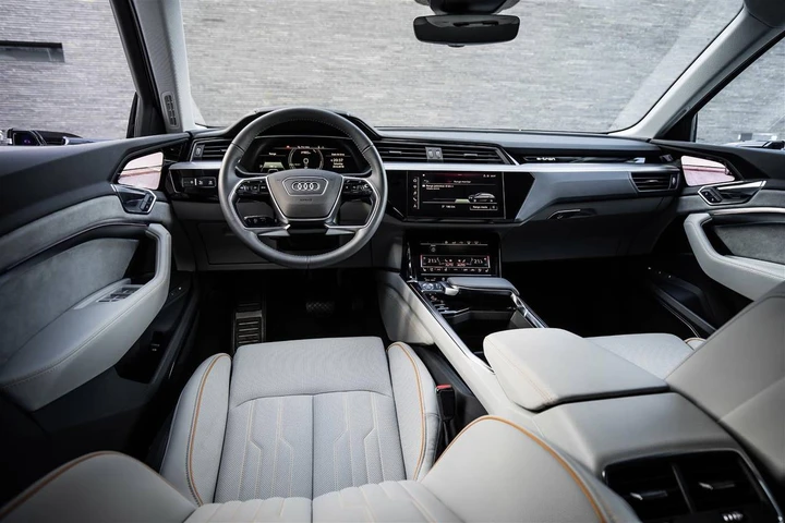 Audi e-tron: specchietti retrovisori virtuali e interni di lusso