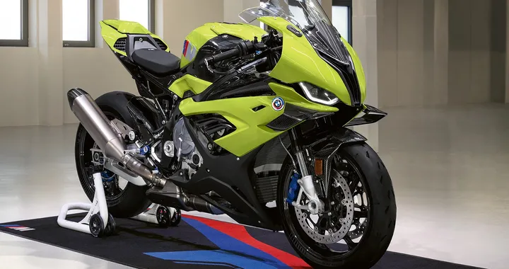 BMW M 1000 RR, ecco una versione speciale che celebra i 50 anni di BMW M GmbH