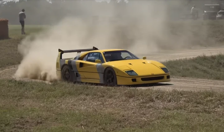 Ferrari F40: il drifting sullo sterrato è spettacolare [Video]