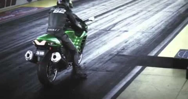 2012 KAWASAKI NINJA® ZX™-14R vs Suzuki Hayabusa