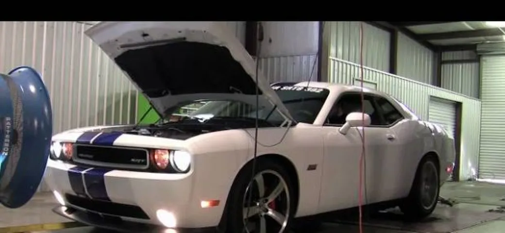 Dodge Challenger SRT8 392: 438 CV e 574 Nm alla ruota