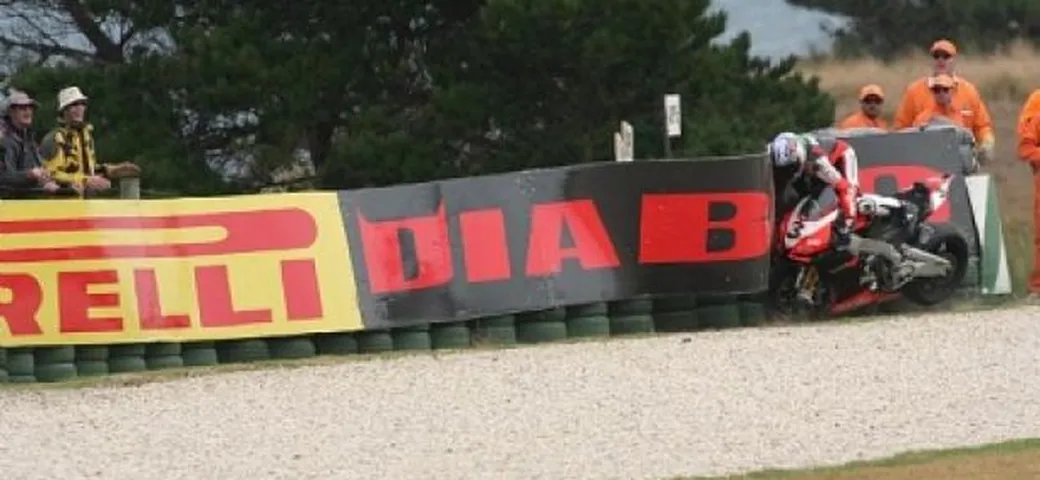 Foto del giorno: fuori pista di Max Biaggi a Phillip Island