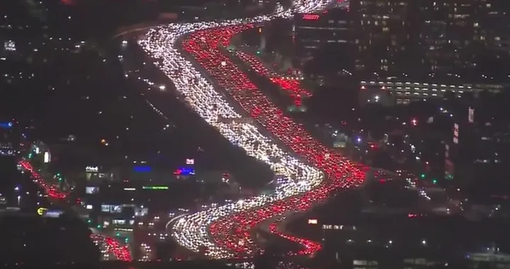 Il traffico paralizza Los Angeles, ma c'è a chi è andata molto peggio...