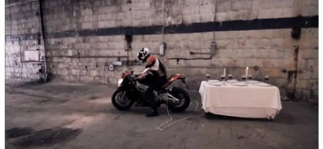 A cena con la Aprilia RSV4: il promo video americano