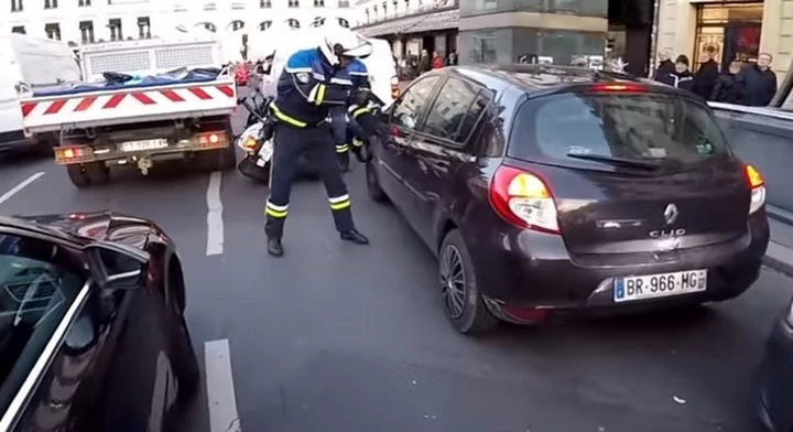 Auto investe pedone sulle strisce e fugge... ma Babbo Natale lo ferma!