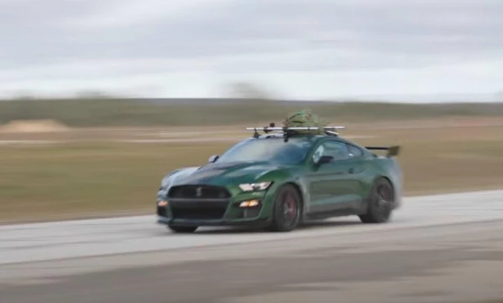 La Mustang di Hennessey a 310 Km/h con l'albero di Natale sul tetto [Video]