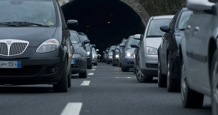 Ignorano la corsia chiusa in autostrada: 51 multe in appena 13 minuti, quasi 10mila euro di sanzioni