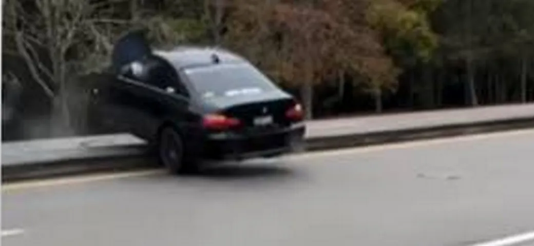BMW serie 3: pericoloso show sulle strade aperte al traffico | Video