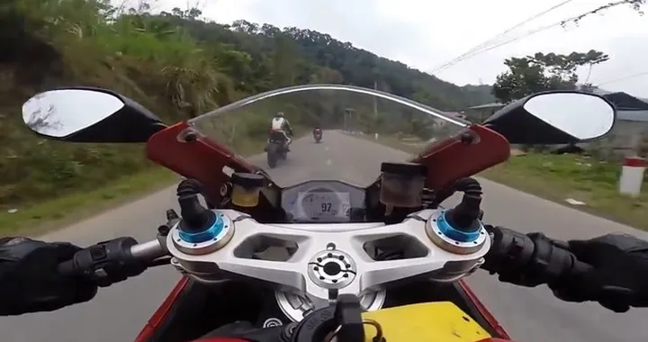 Ducati Panigale S - Incidente in Vietnam