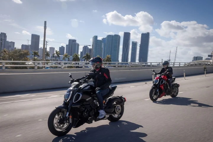 Alta velocità e alta cucina: Massimo Bottura e Ducati Diavel V4 dominano Miami