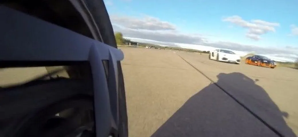 BMW S1000RR vs Bugatti Veyron vs Lamborghini Aventador [video]