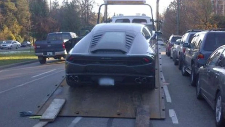 Multano e sequestrano la Lamborghini. Gli agenti su Twitter: Priceless