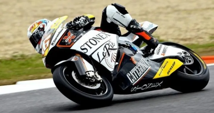 Moto2: Jules Cluzel la spunta nella splendida battaglia di Silverstone, secondo Luthi e terzo Simon. Cade Corti a due giri dalla fine.