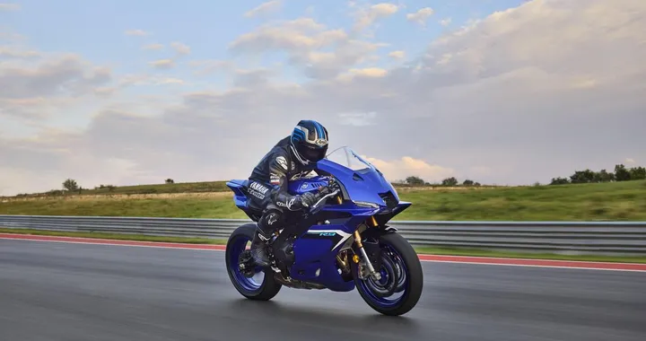 Yamaha R9 protagonista a Motodays: finalista al Premio Moto Europa 2026