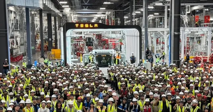 Tesla Semi entra davvero in produzione, il primo camion esce dalla nuova linea