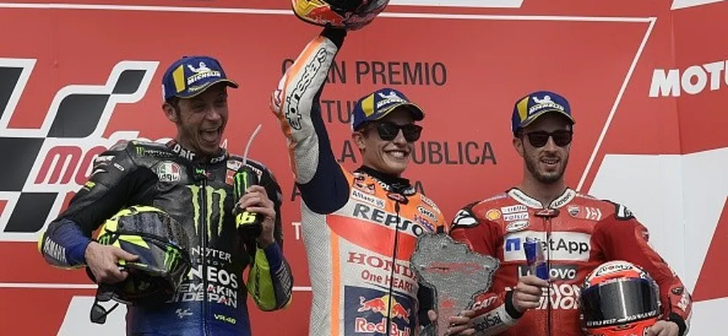 MotoGP, assolo di Marquez “spaziale”. Rossi vince il match con Dovizioso