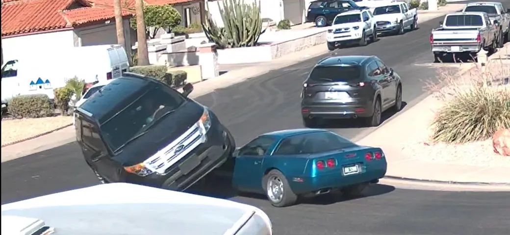 Il SUV passa sopra alla Corvette all'incrocio [Video]