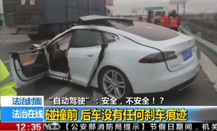 Tesla: il primo incidente con l'autopilota parla cinese