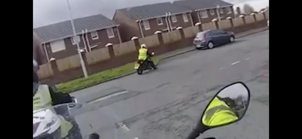 Motociclista imbranato colpisce auto in sosta [Video]