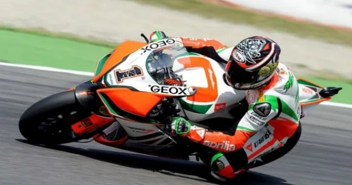 Wsbk Misano, Checa (Ducati) domina,  ma Biaggi (Aprilia) tiene duro. Il mondiale resta aperto