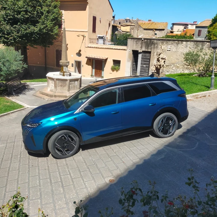Peugeot E-5008: il SUV elettrico che fa spazio al futuro