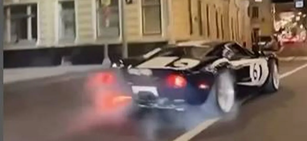 Ford GT: brividi urbani nella notte ed è quasi crash | Video