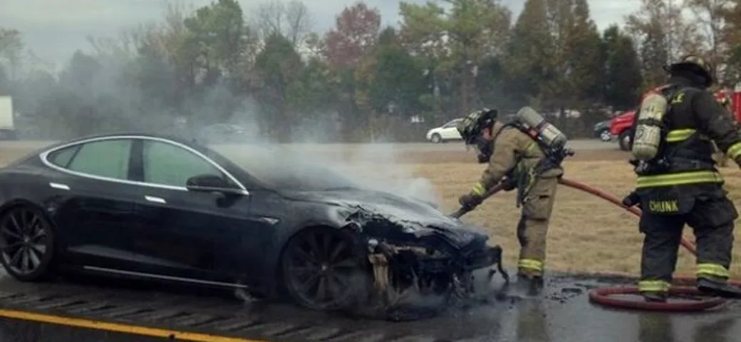 Auto elettriche: difficile domare l'incendio
