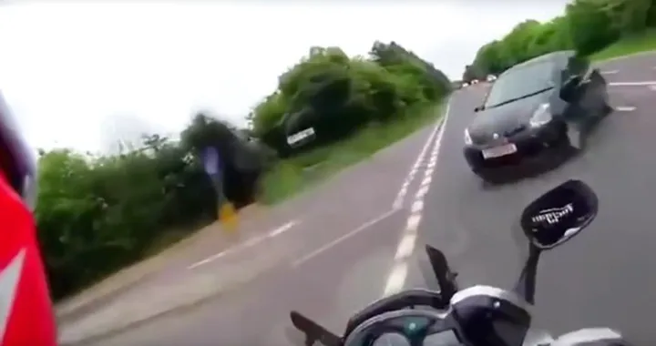 Ecco perché gli automobilisti non vedono le moto [Video]