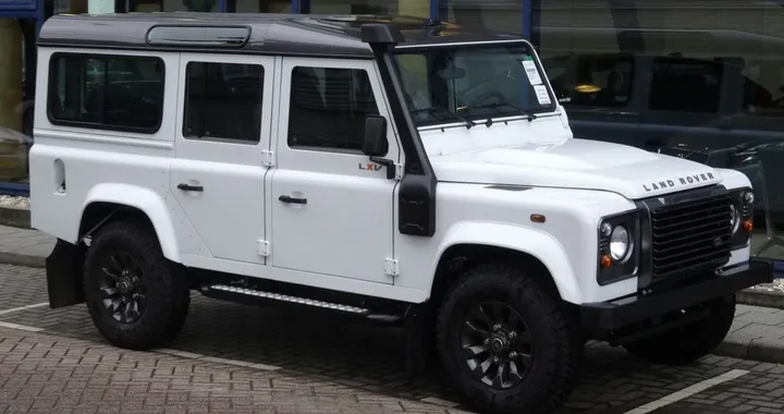 Ruba un Land Rover Defender, rimane impantanato e chiede soccorso su Facebook