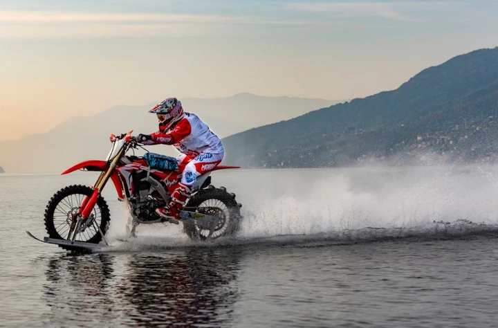 Luca Colombo tenta il record mondiale di velocità su acqua in moto