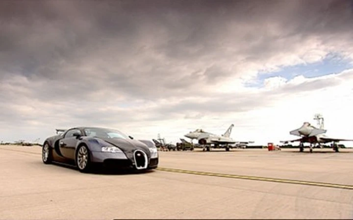 La Bugatti Veyron sfida l'Eurofighter