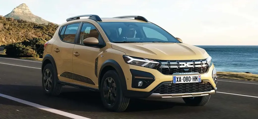 Dacia Sandero, l'auto più venduta d'Europa cede al restyling: fra le novità anche l'ibrido