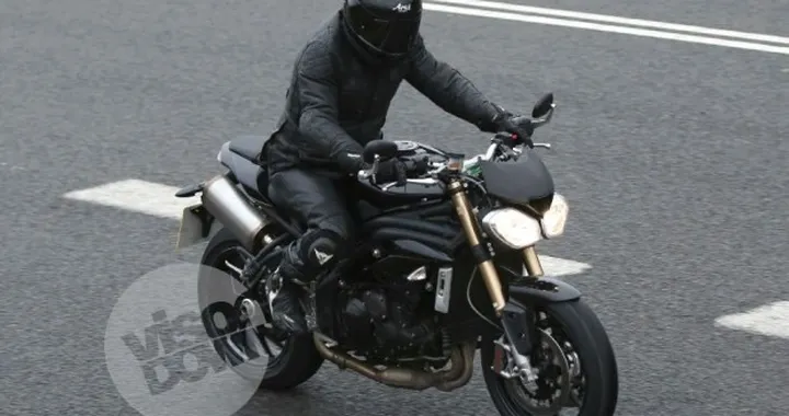Triumph Speed Triple 2016: prima foto spia