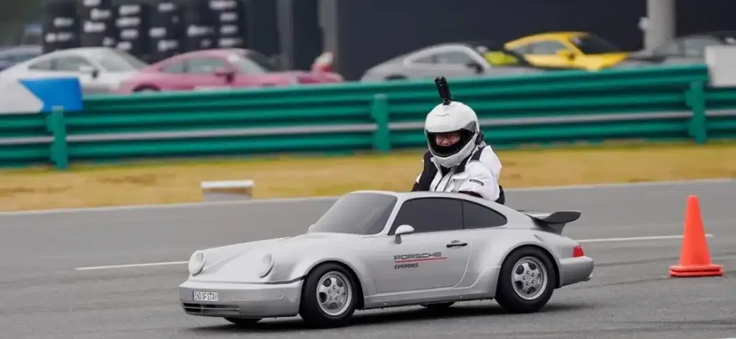 Sembra vera, ma è un giocattolo: la piccola Porsche sfiora i 50 km/h