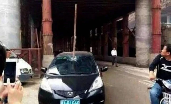 Cade il palo dal ponteggio: automobilista miracolato