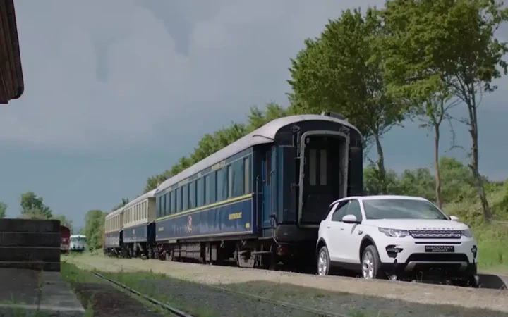 Land Rover Discovery Sport traina un treno da 100 tonnellate: prova di forza