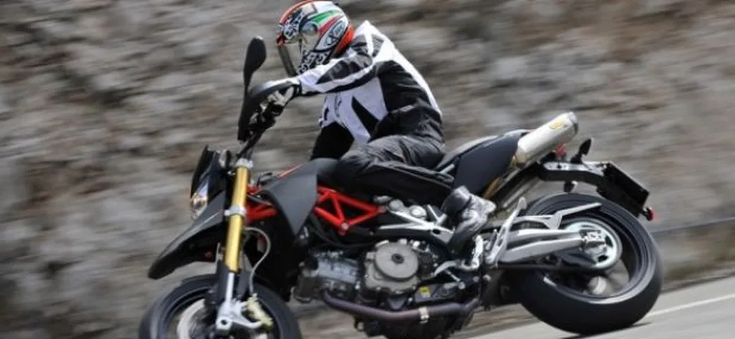 TEST anteprima Aprilia Dorsoduro 750 Factory 2010