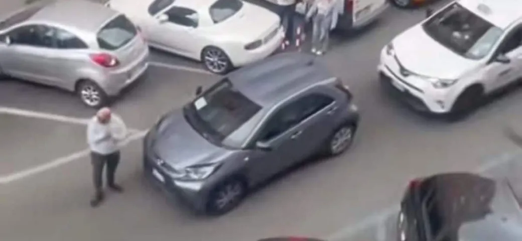 Auto abbandonata blocca il traffico, inciviltà senza confini