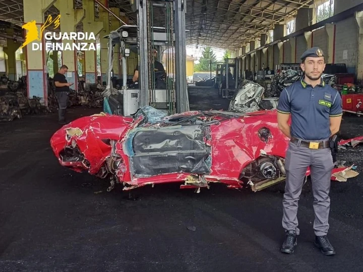 Avevano trasformato una coupé giapponese in una Ferrari: sequestrata e demolita