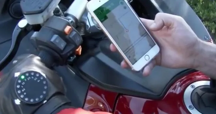 TurnPoint, navigatore smart da moto sulla mano