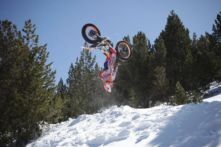 Toni Bou, acrobazie da sogno sulla neve [Video]