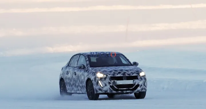 Nuova Peugeot 208: foto spia sulla neve