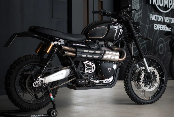 Triumph Scrambler 1200 XE, venduta all'asta quella di Bond