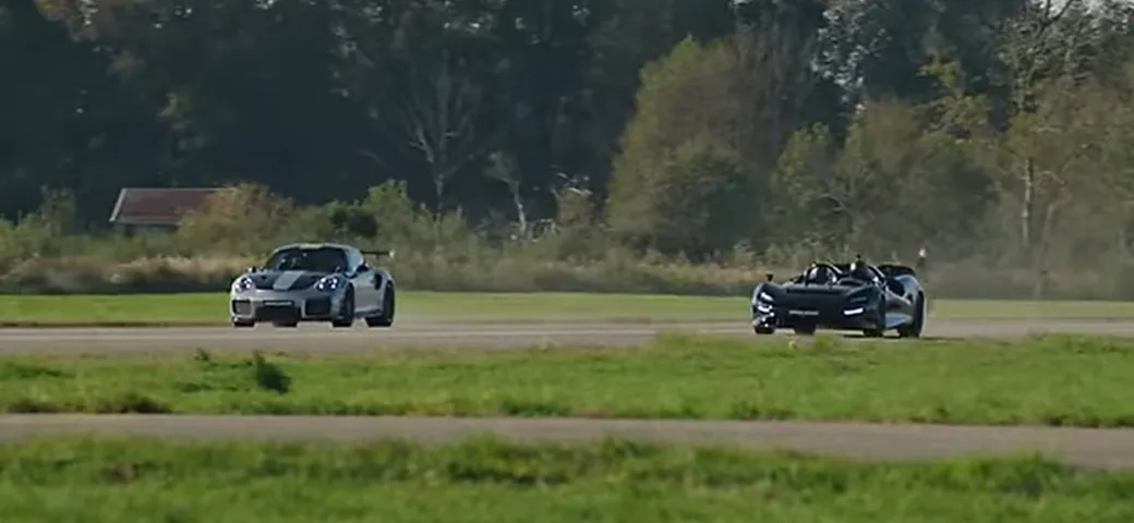 McLaren Elva vs Porsche 911 GT2 RS: una drag race olimpica | Video