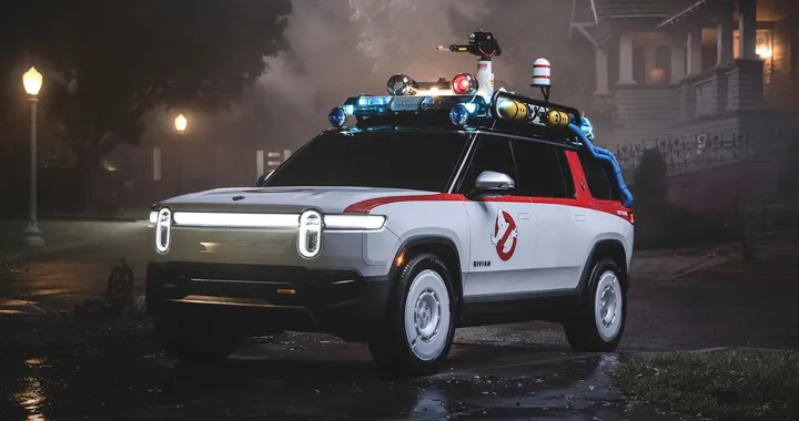 Rivian diventa l'auto dei Ghostbusters: luci, suoni e giochi per Halloween 2026