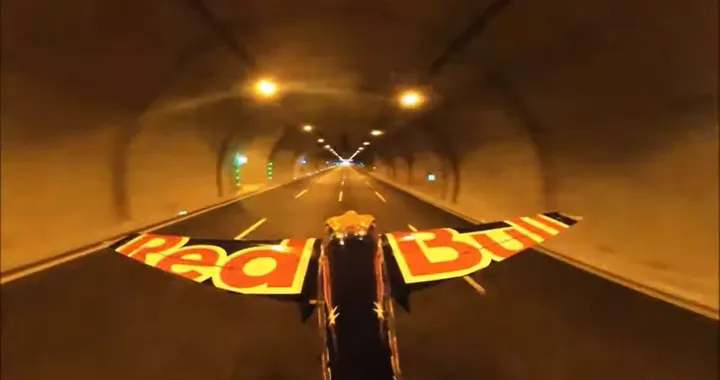 Nel tunnel autostradale in aereo a 245 km/h: l'italiano Dario Costa è da record [Video]
