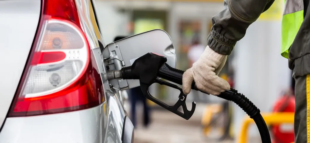 Impazza la truffa dei 5 euro ai distributori di benzina: come proteggersi