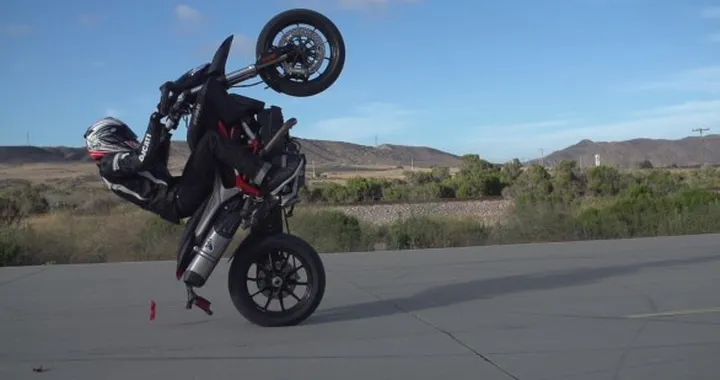 Game of Hype: sfida a colpi di 'tricks' tra Ducati Hypermotard | video